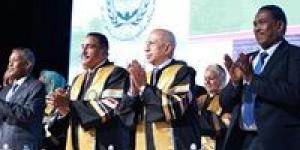 سفير
      السودان
      بالقاهرة
      ومحافظ
      مرسى
      مطروح
      يشهدان
      تخريج
      كلية
      الطب
      بجامعة
      الأحفاد
      في
      مدينة
      العلمين