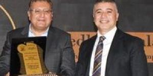 تكريم
الدكتور
مدحت
شلبي
رئيس
شركة
«الصفوة
للتطوير
العمراني
SUD»
كأكبر
مطور
عقاري
في
الدلتا