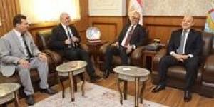 محافظ
      كفر
      الشيخ
      يستقبل
      وزير
      العمل
      لبحث
      عددا
      من
      الملفات