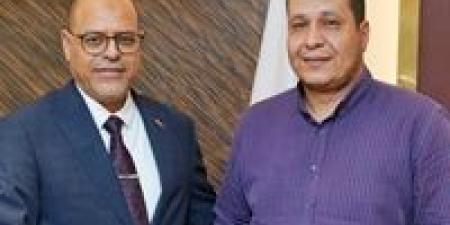 وزير
      العمل
      يُكافئ
      موظف
      بالوزارة
      لأمانته
      وإعادة
      مبلغ
      مالي
      إلى
      مواطن
      قام
      بتحويله
      بطريق
      الخطأ