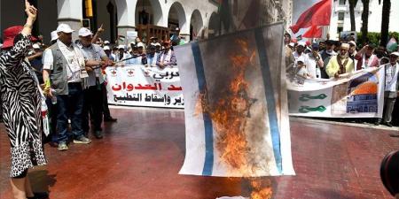 مسيرة
      بالرباط
      تحرق
      علم
      إسرائيل