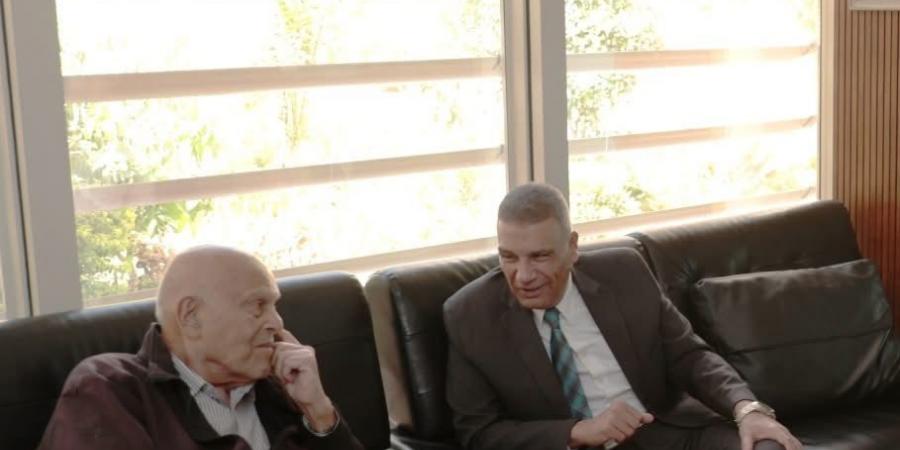 محافظ
      أسوان
      يهدى
      مفتاح
      المدينة
      ...