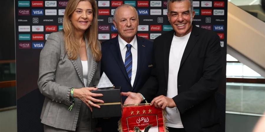 مرتجي
      يُجسد
      روح
      الاحترام..
      تبادل
      دروع
      بين
      الأهلي
      وبالميراس
      قبل
      موقعة
      ميتلايف