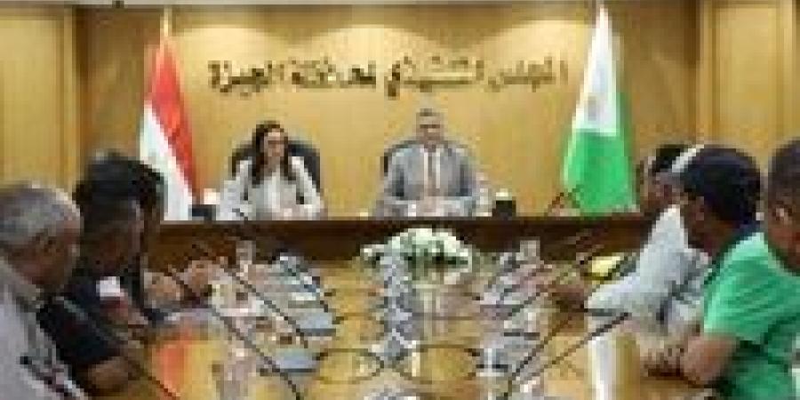 محافظ
      الجيزة
      يسلّم
      شهادات
      محو
      الأمية
      لـ
      18
      من
      العاملين
      بالمنطقة
      الأثرية
      بالهرم