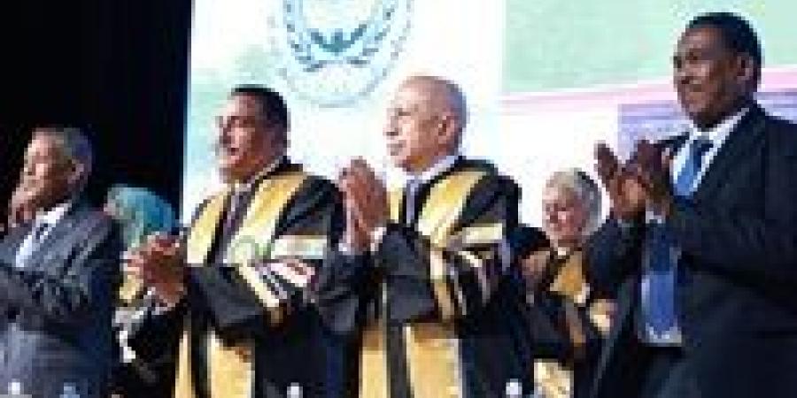 سفير
      السودان
      بالقاهرة
      ومحافظ
      مرسى
      مطروح
      يشهدان
      تخريج
      كلية
      الطب
      بجامعة
      الأحفاد
      في
      مدينة
      العلمين