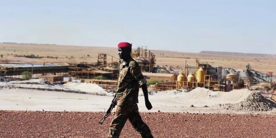 النيجر
      تنهي
      السيطرة
      الفرنسية
      على
      منجم
      يورانيوم