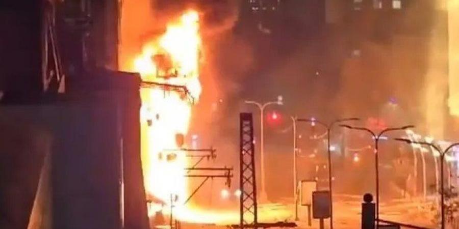 تل
      أبيب
      تحترق..
      صواريخ
      إيرانية
      تضرب
      قلب
      إسرائيل
      (فيديو)