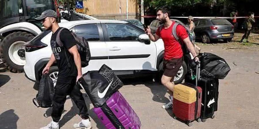 «هربوا
      فهي
      ليست
      بلادهم»..
      النازحين
      الإسرائيلين
      يغادرون
      منازلهم
      خوفا
      من
      الصواريخ
      الإيرانية