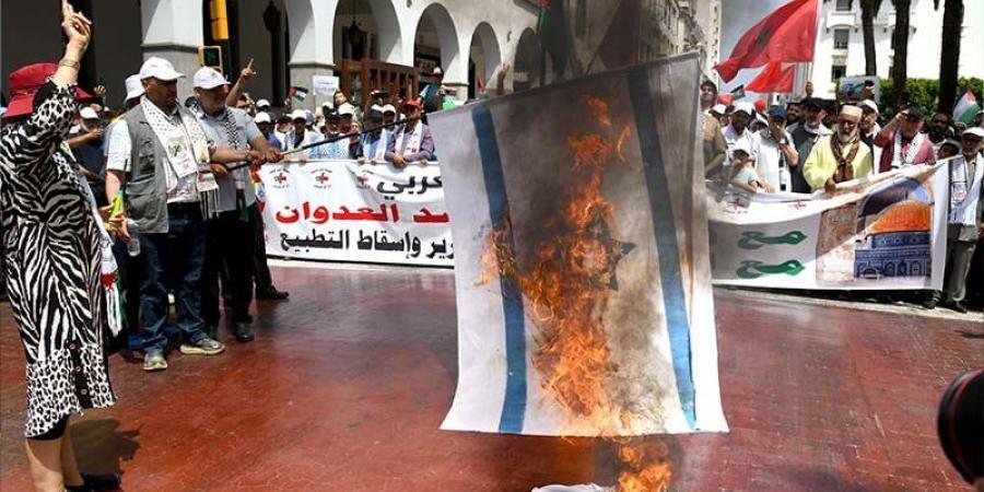 مسيرة
      بالرباط
      تحرق
      علم
      إسرائيل