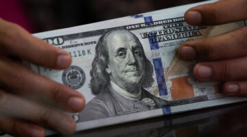 تضارب قوي في الأسواق السوداء .. سعر 100 دولار في العراق اليوم الجمعة 2 مايو 2025 مع بداية التداولات