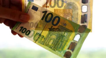 شحال ثمنه .. قفزة كبيرة في سعر اليورو مقابل الدينار الجزائري في السكوار اليوم السبت 3/5/2025